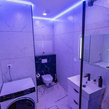 1-bedroom Lux With Balcony & Underground Parking Garage דירה