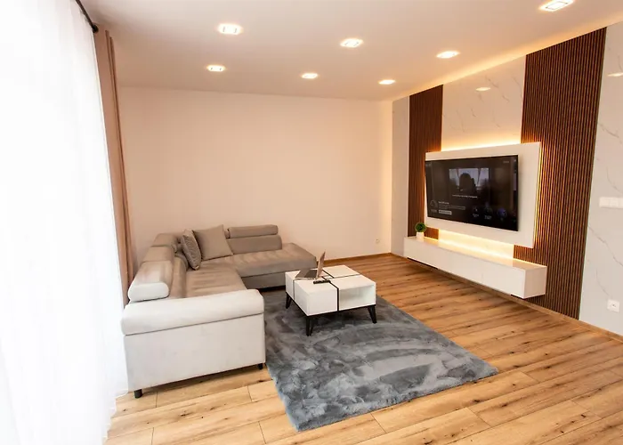 Lägenhet 1-bedroom Lux With Balcony & Underground Parking Garage